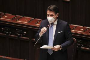 "Qui c'è chi dissemina mine...". Conte in Senato a caccia di voti