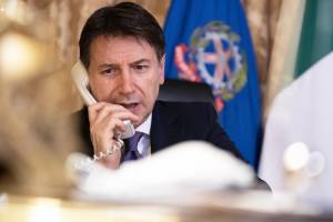"Renzi? Non voglio umiliarmi". Conte punta sui voltagabbana