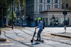 In monopattino senza casco: prime multe a Firenze