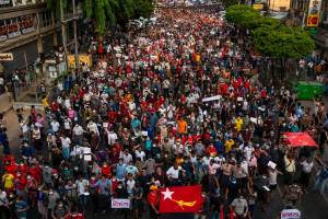 Una nuova rivoluzione dello zafferano. In Myanmar una domenica di proteste