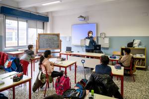 A scuola tutto giugno. Docenti sulle barricate: "La Dad è vero lavoro"