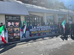 "La montagna merita rispetto, non Speranza". La protesta dei giovani di Fdi