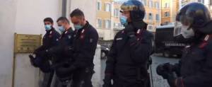 Il lungo applauso dei ristoratori. E i carabinieri si tolgono i caschi