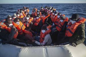 Una dura lezione ai trafficanti Porti i migranti? Carcere a vita