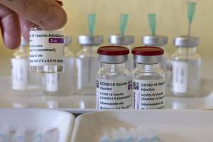 Vaccini, addio alle fasce di rischio: si seguirà il "modello israeliano"