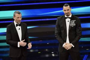 Ibrahimovic sul palco di Sanremo con la giacca col suo logo