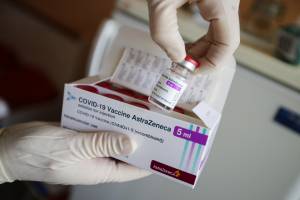 "Perché non ci sono rischi". I virologi 'assolvono' il vaccino AstraZeneca