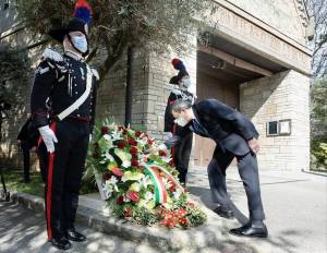 Il primo "18 Marzo" con bandiere a lutto. E Francesco prega per i 100mila morti