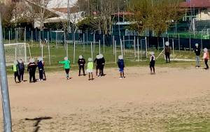 Carabinieri al campetto di calcio: "Non si può giocare". Polemiche sui social