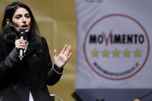 Dal campo rom al Covid hotel: ​Raggi travolta dalle polemiche