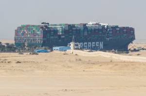 Ricavi ombra dietro il disastro: ecco chi ha speculato su Suez