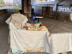 Senzatetto a Milano, nei pressi della stazione di Porta Garibaldi