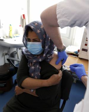 Un'altra "bomba sanitaria" dai migranti: non si sa chi deve vaccinarli...