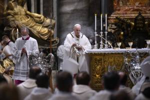 Papa Francesco vede Becciu e celebra la messa a casa sua