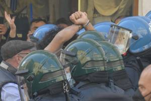 Ascoltare i disperati per battere i violenti