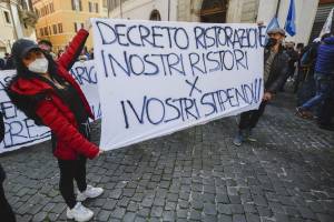 Regioni in pressing per negozi e teatri. Pubblico allo stadio, l'ok per gli Europei