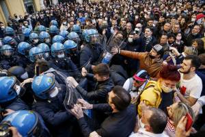 I commercianti tornano in piazza. "Con i violenti noi non c'entriamo"