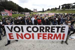 In piazza il dramma degli autonomi: "Ormai siamo alla fame"