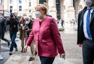 Con dati simili all'Italia la Merkel chiude "Il virus capisce solo la legge della forza"