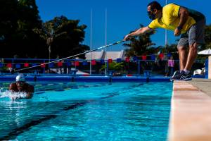 Il Covid "muore" in piscina: ecco perché