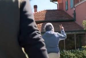 "È pentito del video?". Ma Grillo fa il segno della vittoria