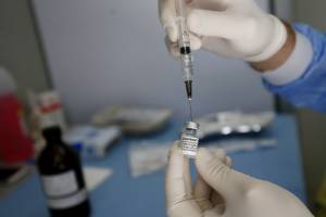 Svolta sul vaccino Pfizer: qual è il richiamo che protegge di più