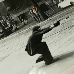 Gli scatti segreti del reporter di sinistra: cosa c'è dietro la foto simbolo degli Anni di piombo