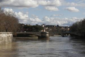 Cade dal ponte a Roma. Un volo di venti metri per scattare un selfie