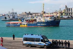 La sfida della Sea Watch dopo l'assist del tribunale: "Diffidiamo le autorità italiane"