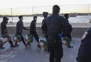 Migranti, il triplice ricatto che incombe sull'Italia