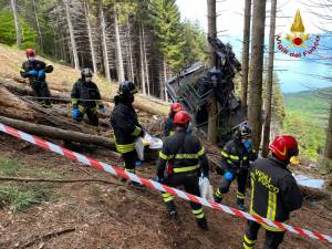 Si strappa un cavo: strage sulla funivia Mottarone-Stresa. Morti 14 passeggeri. Bimbo in fin di vita