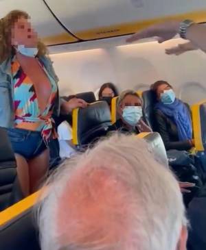 La "ragazza dell'aereo" offende ancora e minaccia azioni legali