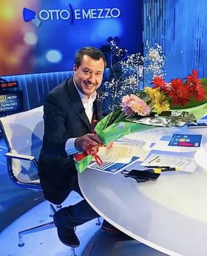 Salvini con i fiori dalla Gruber: "Non è più tempo di bisticciare"