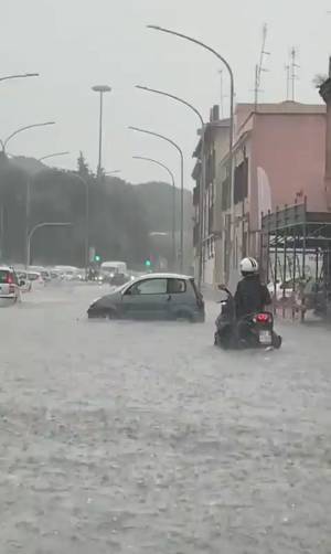 "Gonfiate i gommoni". E la Meloni smaschera la Raggi