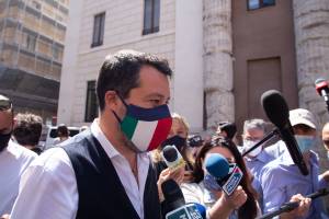 Migranti e poteri al governo. Salvini punge due volte Draghi