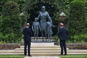 "Vorremmo che fosse con noi": William e Harry si ritrovano davanti a Lady D.