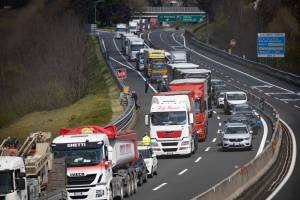 Caos sulla Milano-Genova. Rivolta dei camionisti: i tir abbandonati in strada