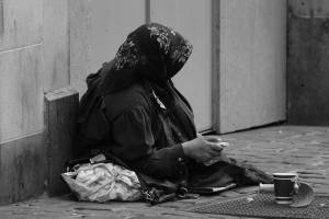 La corsa per salvare i nuovi poveri