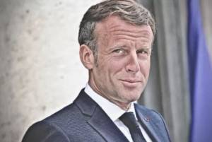 Ci voleva Macron per vaccinizzare i dibattiti sotto l’ombrellone