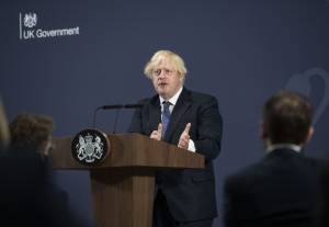 In Gran Bretagna 45mila nuovi casi al giorno. Ma per Johnson non c'è bisogno di restrizioni