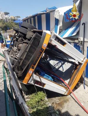 Il bus precipita sullo stabilimento balneare: un morto. "Bimbi tra i feriti"