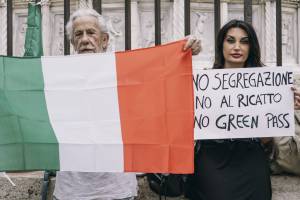 In Italia febbre da green pass. Ma la piazza del No non tace: "Mercoledì protesta a Roma"
