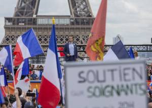 Francia, dopo i cortei il giorno del green pass: arriva il via libera finale