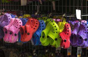 Crocs va alla guerra delle ciabatte. Denuncia 21 società, anche Walmart