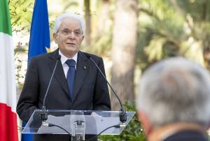 Il monito di Mattarella: "Vaccinarsi è un dovere"