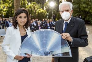 Mattarella blinda la ripartenza e anche il governo. "La vaccinazione è un dovere civico"