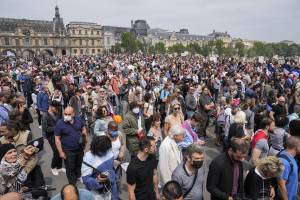 La Francia protesta contro il certificato verde. Dai comunisti all'estrema destra: in 200mila