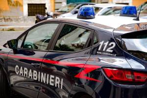 Interviene per sedare una rissa, ma il carabiniere rimane ferito