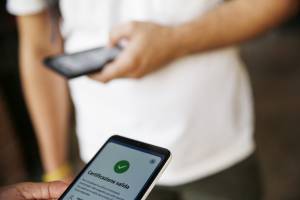 Στο διαβατήριο εμβολιασμού πολύ δειλή παράταση.  Οι αντιφάσεις παραμένουν