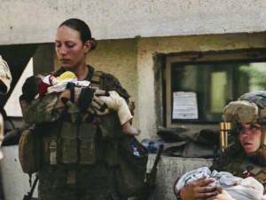 Morta Nicole, la marine che teneva il neonato in braccio